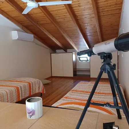 Seaside With Attics & Shared Courtyard Appartamento Kórfos