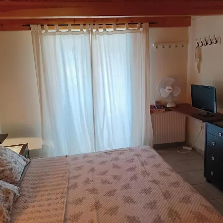 Seaside With Attics & Shared Courtyard Appartamento Kórfos